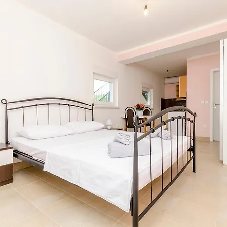 Apartmani Lorena Okrug Gornji Exterior photo